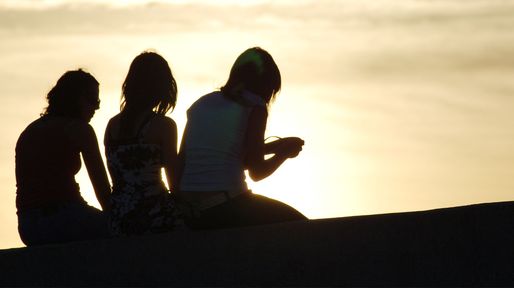 El hombre debe casarse; y la mujer, tener amigas