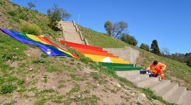 Pintan la Escalera de la Diversidad en el Parque Urquiza