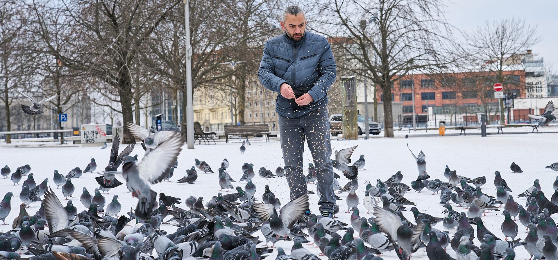 Un hombre alimenta a las palomas con semillas en un frío día de invierno mientras el clima invernal cubre la ciudad de Berlín, Alemania, el jueves 8 de enero de 2026. (Foto AP/Ebrahim Noroozi) Un hombre alimenta a las palomas con semillas en un frío día de invierno mientras el clima invernal cubre la ciudad de Berlín, Alemania, el jueves 8 de enero de 2026. (Foto AP/Ebrahim Noroozi)