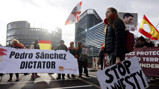 Manifestantes protestan contra el presidente español Pedro Sánchez y su ley de amnistía frente al Parlamento Europeo en Estrasburgo, Francia.