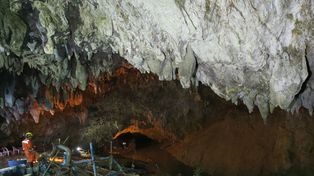 Aceleran el rescate de los niños atrapados en una cueva