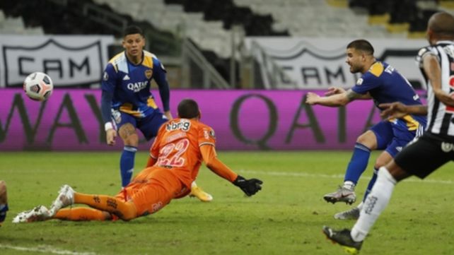 Momento clave. Weigandt somete a Everson