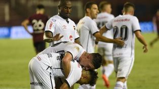 Festejo de gol. An&iacute;bal Moreno abraza al tucumano Sebasti&aacute;n Palacios, que inici&oacute; la jugada de la conquista rojinegra y la defini&oacute;. En su primer partido de titular convirti&oacute;.