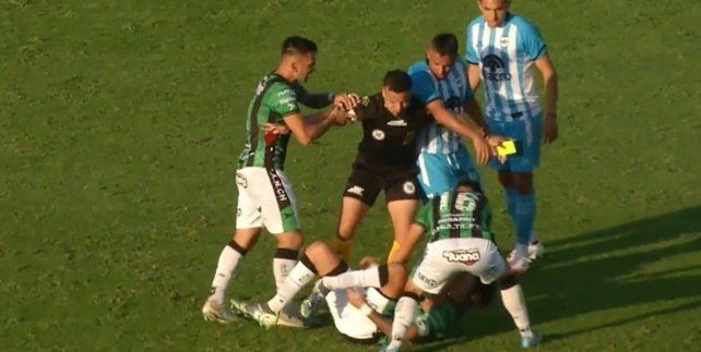 El momento de la dura lesión del ex Newells Stéfano Callegari.