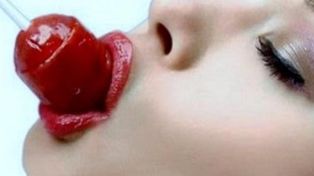 Celebró su cumpleaños haciéndole sexo oral a todos los invitados y acabó internada