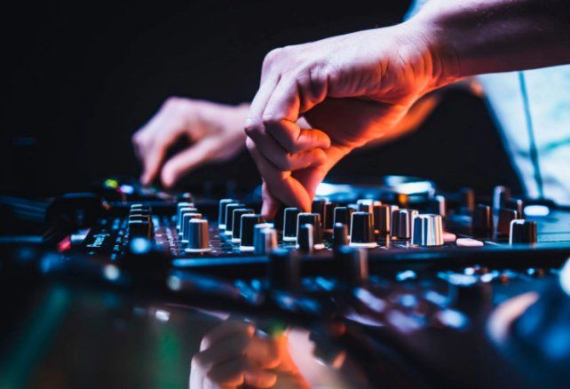 Con el uso de Spotify para amenizar locales