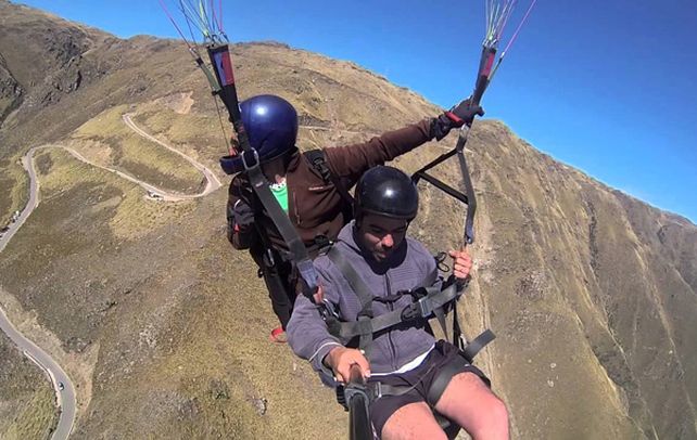 Único. Un vuelo en tándem en un parapente