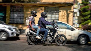 Uber ofrecerá viajes en moto y servicio de paquetería en la ciudad. La aplicación actualmente no tiene permiso para funcionar en Santa Fe.