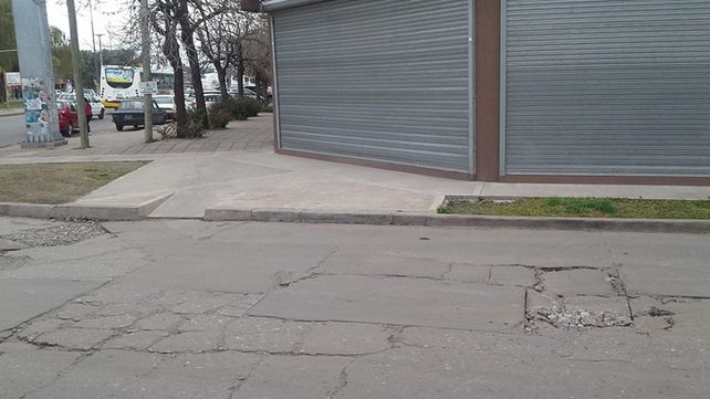 Vecinos reclaman por los baches cerca de López y Planes