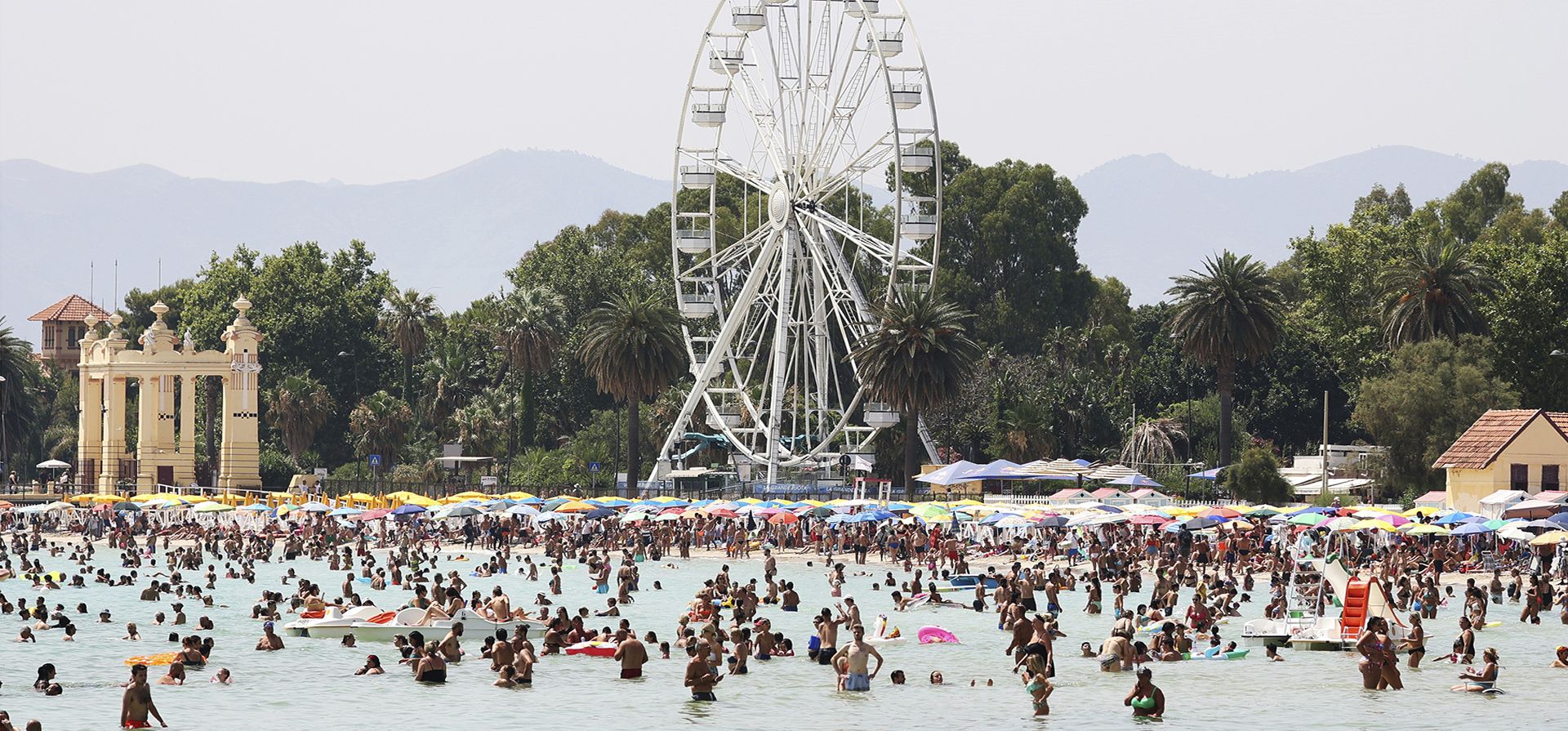 La gente busca refrescarse en la playa de Mondello en Palermo, Sicilia, durante un día caluroso con temperaturas de más de 40º grados centígrados. Se espera que las temperaturas alcancen nuevos récords esta semana. (Alberto Lo Bianco/LaPresse vía AP)