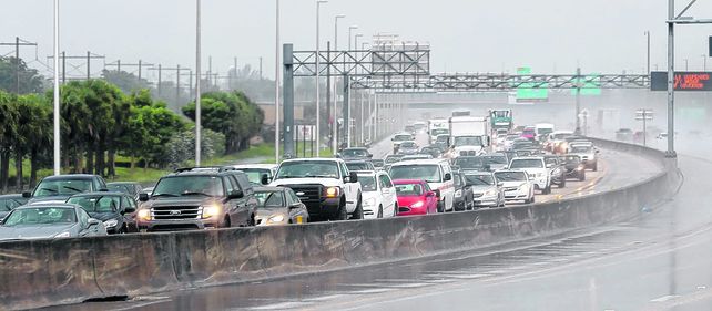 en fuga. Los automovilistas escapan del sur de Florida hacia el norte. El huracán podría ser aún peor que Andrew