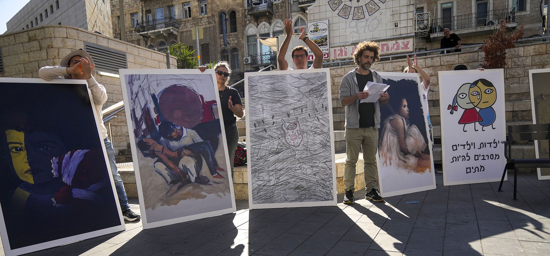 Un grupo de personas protesta contra las operaciones militares de Israel en la Franja de Gaza y el Líbano y piden la liberación de los rehenes retenidos en la Franja de Gaza por el grupo militante Hamas, en Haifa, Israel, el viernes 22 de noviembre de 2024. El cartel a la derecha dice Un grupo de personas protesta contra las operaciones militares de Israel en la Franja de Gaza y el Líbano y piden la liberación de los rehenes retenidos en la Franja de Gaza por el grupo militante Hamas, en Haifa, Israel, el viernes 22 de noviembre de 2024. El cartel a la derecha dice