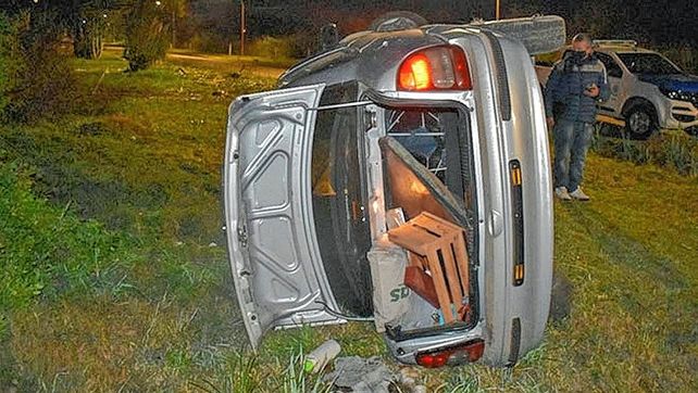 Federal: conductor de Paraná volcó en camino de ripio