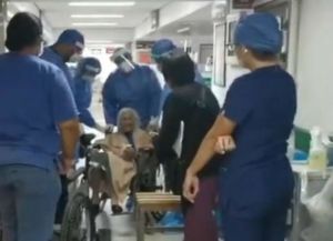 Una mujer de 103 años logró vencer al coronavirus y fue despedida con aplausos