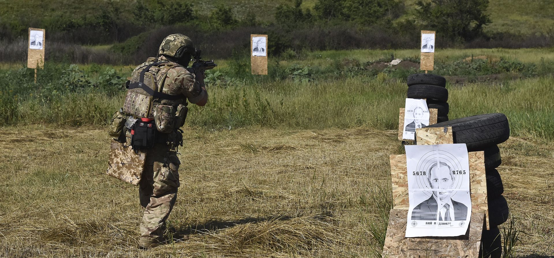 Un militar ucraniano de la 141.a brigada practica disparando a los objetivos que representan al presidente ruso Putin en la línea del frente en la región de Zaporizhzhia, Ucrania, el martes 18 de junio de 2024. (Foto AP/Andriy Andriyenko) Un militar ucraniano de la 141.a brigada practica disparando a los objetivos que representan al presidente ruso Putin en la línea del frente en la región de Zaporizhzhia, Ucrania, el martes 18 de junio de 2024. (Foto AP/Andriy Andriyenko)