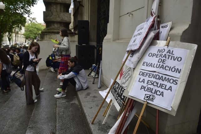 Protesta. Gremios docentes y alumnos secundarios hicieron visible ayer en Rosario su disconformidad con el operativo nacional de evaluación.