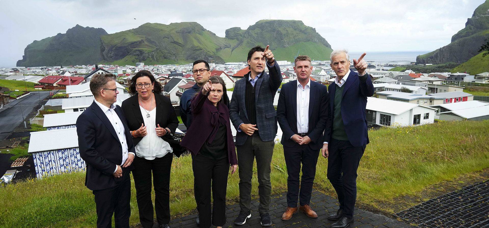 Los mandatarios de Finlandia Petteri Orpo, de izquierda a derecha, de las Islas Aland Veronica Thornroos, de Suecia Ulf Kristersson, de Groenlandia Mute Bourup Egede, de Islandia Katrin Jakobsdottir, de Canadá Justin Trudeau, de las Islas Feroe Aksel Vilhelmson Johannesen, de Noruega Jonas Gahr Store y de Dinamarca Mette Frederiksen participan en una foto familiar durante la reunión de primeros ministros nórdicos en Vestmannaeyjar, Islandia, el lunes 26 de junio de 2023. (Sean Kilpatrick/ Prensa canadiense vía AP) Los mandatarios de Finlandia Petteri Orpo, de izquierda a derecha, de las Islas Aland Veronica Thornroos, de Suecia Ulf Kristersson, de Groenlandia Mute Bourup Egede, de Islandia Katrin Jakobsdottir, de Canadá Justin Trudeau, de las Islas Feroe Aksel Vilhelmson Johannesen, de Noruega Jonas Gahr Store y de Dinamarca Mette Frederiksen participan en una foto familiar durante la reunión de primeros ministros nórdicos en Vestmannaeyjar, Islandia, el lunes 26 de junio de 2023. (Sean Kilpatrick/ Prensa canadiense vía AP)