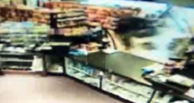 Intent&oacute; atropellar a su novia, destroz&oacute; un minimarket, rob&oacute; un auto y choc&oacute; con un cami&oacute;n