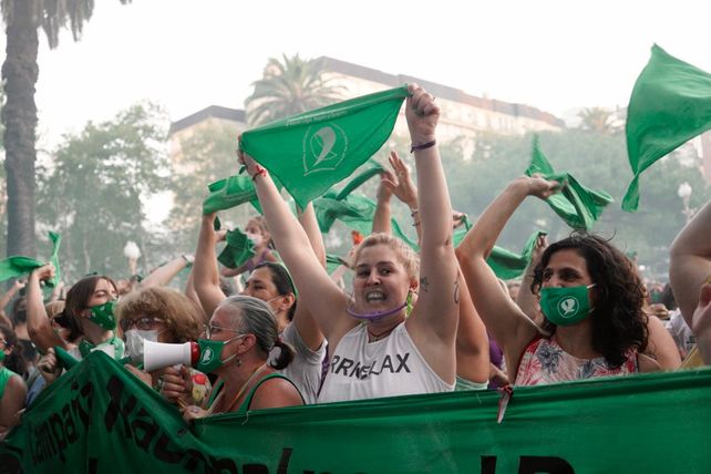 Pañuelazo verde: la plaza San Martín fue epicentro de la multitudinaria vigilia en apoyo al aborto legal 
