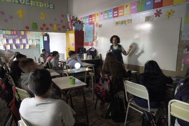 Doce escuelas de la ciudad ya suman 40 minutos más de clases por día