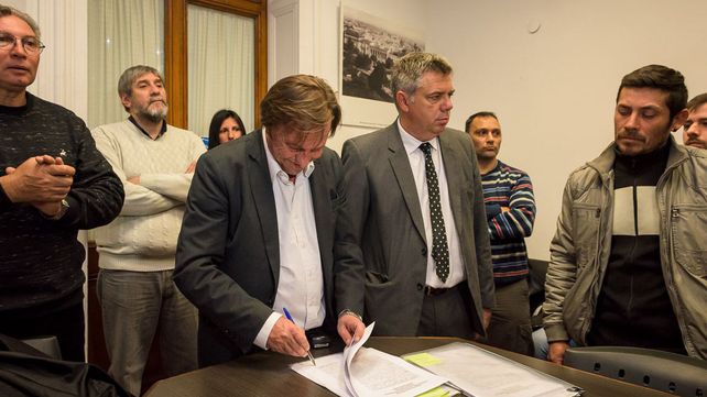 Techo propio. La firma del intendente pone fin a 10 años de espera de los beneficiarios.