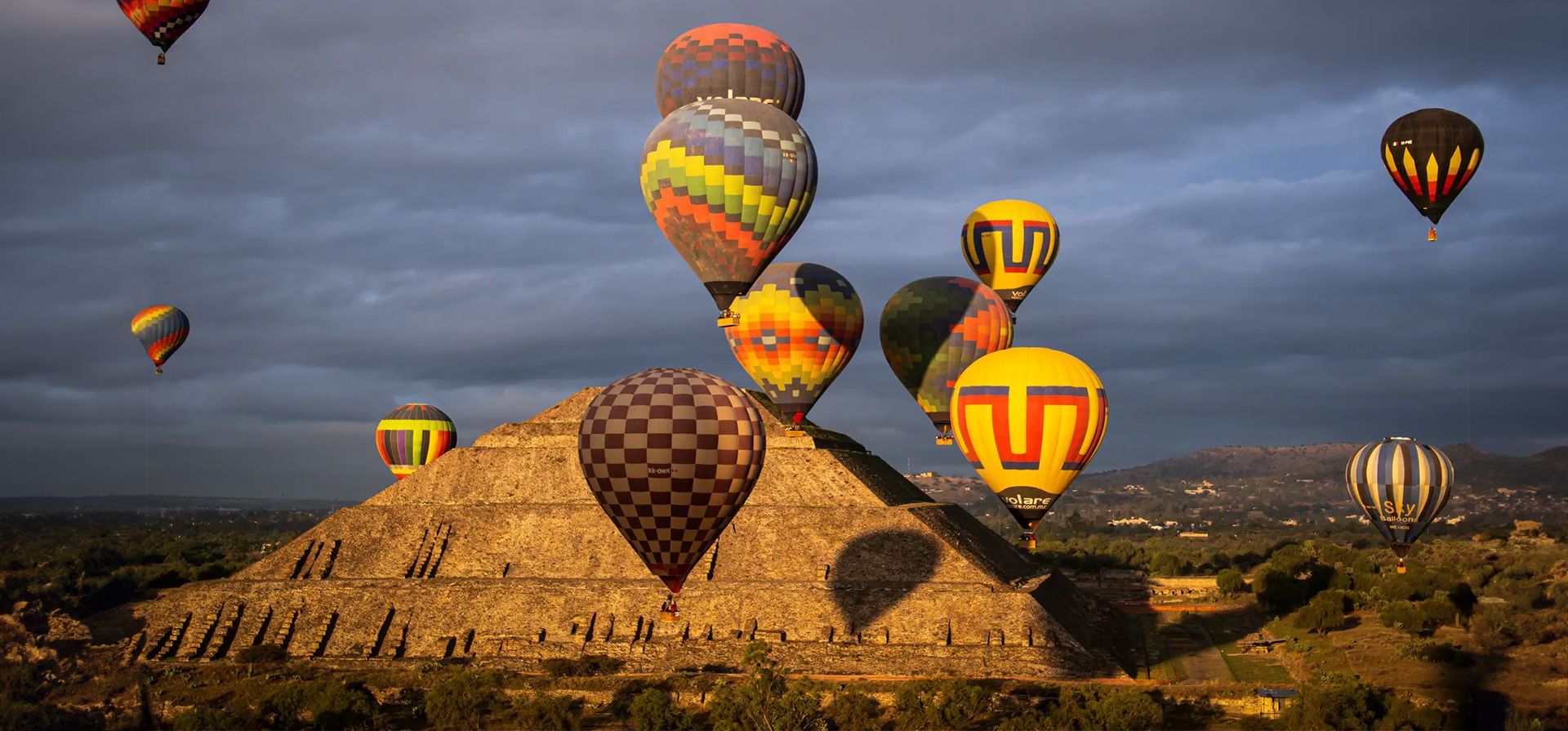 Globos aerostáticos sobrevuelan la ciudad prehispánica famosa por sus dos pirámides, Teotihuacán, México. Fotografía: Jorge Núñez/Zuma Press/Shutterstock Globos aerostáticos sobrevuelan la ciudad prehispánica famosa por sus dos pirámides, Teotihuacán, México. Fotografía: Jorge Núñez/Zuma Press/Shutterstock