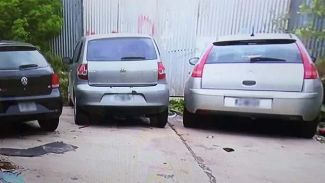 El VW Fox y el Citroen C4 hallados en un galpón del barrio 17 de Agosto.