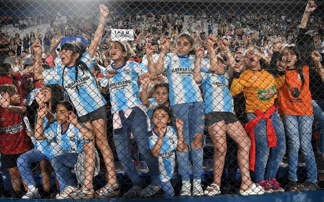 Un grupo de niñas durante el partido del Corinthians de Brasil que derrotó al Santa Fe de Colombia en el partido de fútbol de la final de la Copa Libertadores femenina