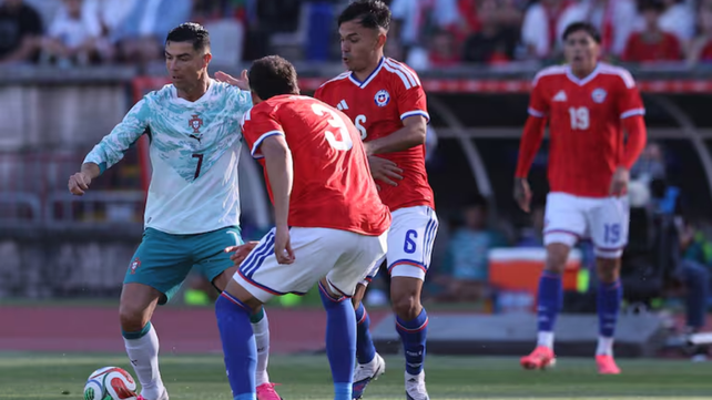 El chileno Vicente Pizarro persigue al portugués Cristiano Ronaldo. El volante de Central no rindió.