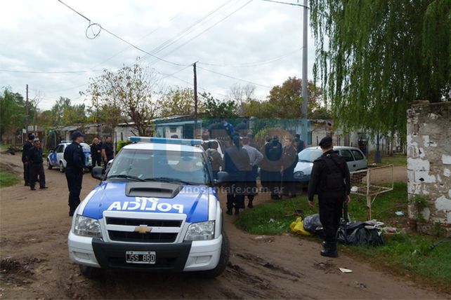 Decenas de allanamientos simultáneos y más de 20 detenidos en el barrio El Chaqueño