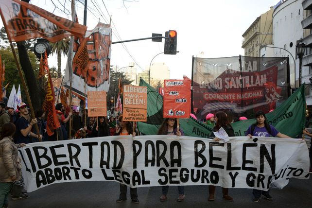 Absolvieron a la joven que había sido acusada de abortar en el baño de un hospital