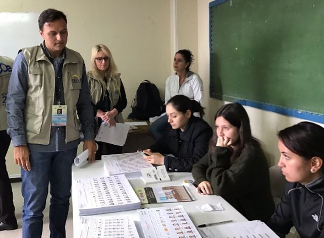 Ecuador: El oficialista Lenín Moreno gana ajustadamente y habría segunda vuelta