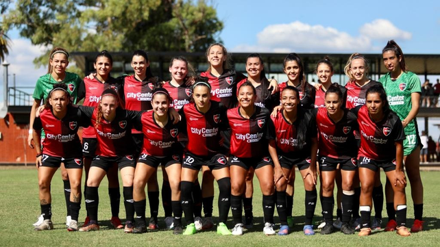Las chicas de Newells que firmaron planilla debut en el torneo de primera B.