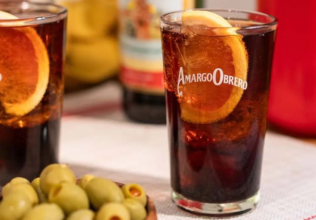 Amargo Obrero llega al Festival Bandera haciendo honor a su identidad rosarina: tragos, humor y el icónico rastrojero