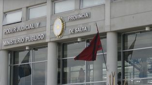 Fue condenado por asesinar a su mujer, salió en libertad condicional y abusó de su nueva pareja