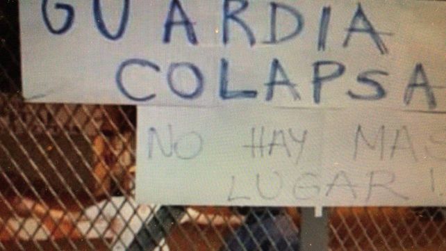 El catrtel colgado anoche en la guardia del Hospital Rique Sáenz Peña.