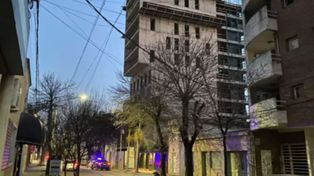 La obra del edificio de la ciudad de San Lorenzo, donde murieron cinco operarios al caer un montacargas.