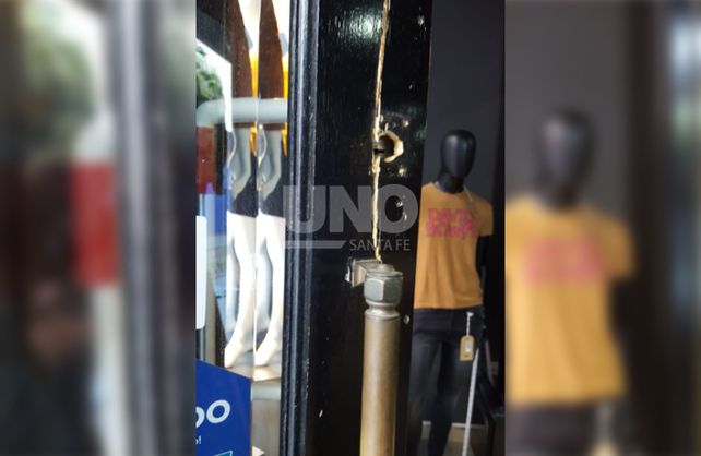 En plena peatonal santafesina. Pese a las cámaras de seguridad del comercio y a la iluminación del microcentro