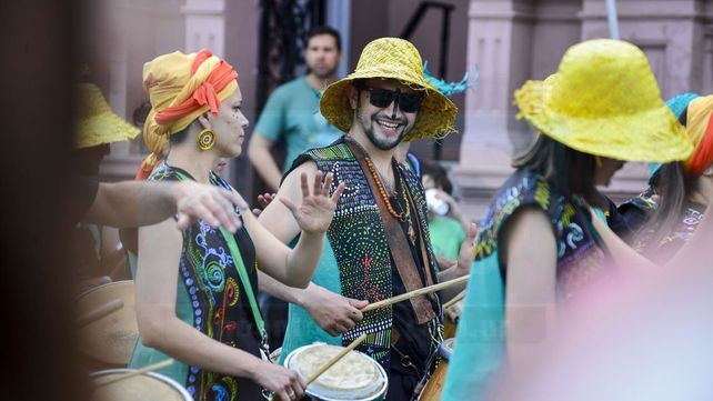 El 15° Contrafestejo pintó el antiguo Barrio del Tambor