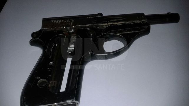 Un hombre viajaba con un arma cargada en su cintura y terminó detenido