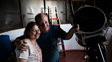 Víctor Buso junto al telescopio con el que hizo historia, y que tiene instalado en la terraza de su casa. Víctor Buso junto al telescopio con el que hizo historia, y que tiene instalado en la terraza de su casa.