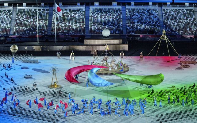Artistas participan en la ceremonia de apertura de los Juegos Paralímpicos de Tokio 2020 en Tokio