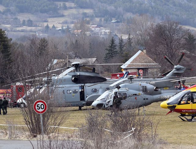 Equipos de rescate llegaron a la base de los alpes para iniciar la búsqueda y rescate. (Foto:Reuters)