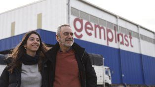 Edgardo junto a su hija Ornella en la puerta de la fábrica que logró recuperarse y está firme para los nuevos desafíos que se vienen.