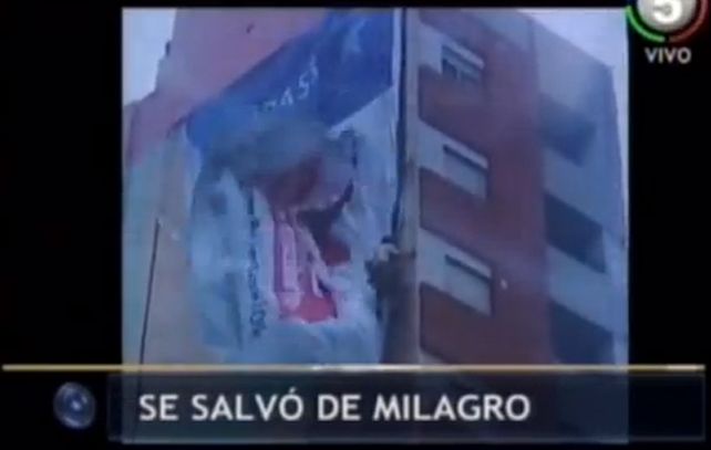 Milagro en las alturas: un hombre quedó enrollado en un cartel de lona y se salvó