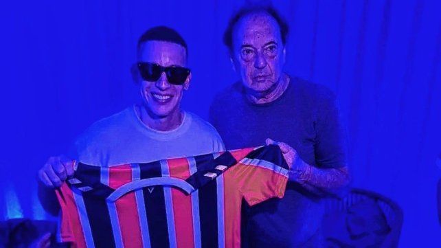 Daddy Yankee posó con la camiseta de Chacarita.
