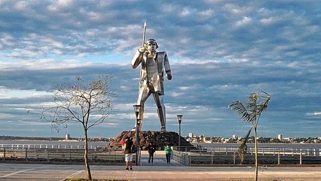 Andrés Guacurarí. Una estatua en Posadas exalta la imagen del prócer argentino.