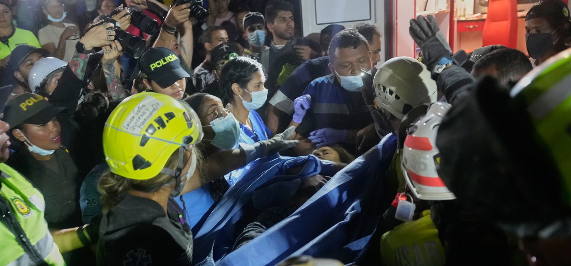 Equipos de rescate transportan a un sobreviviente sacado de entre los escombros un día después del terremoto, Pereira, Colombia. Fotografía: Fernando Vergara/AP Equipos de rescate transportan a un sobreviviente sacado de entre los escombros un día después del terremoto, Pereira, Colombia. Fotografía: Fernando Vergara/AP