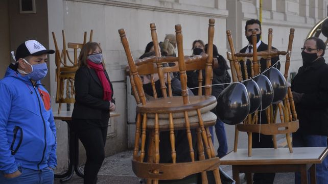 Hoteleros y gastronómicos sacan mesas, camas y vajillas a la calle