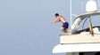 messi ensayo un arriesgado salto desde el techo del yate en el que vacaciona y sus fans lo celebran en las redes